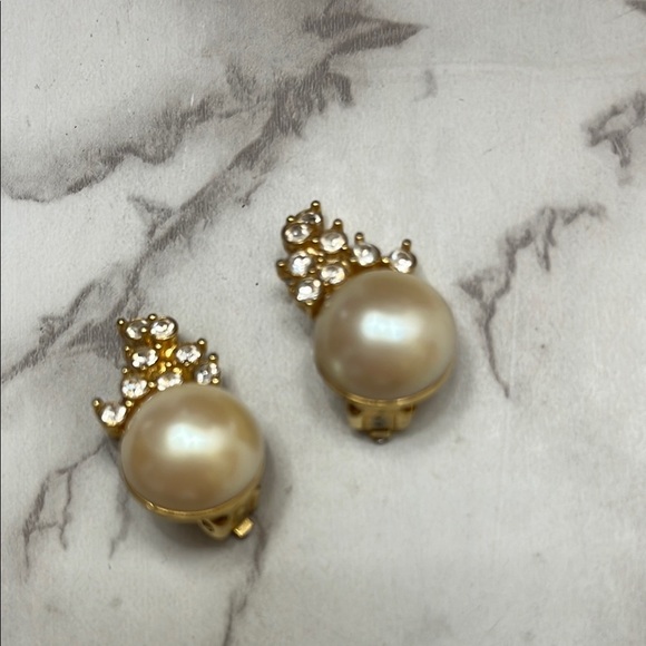 Vintage Pearl and Crystal Sparkling Elegant Clip on  Earrings - Picture 7 of 12